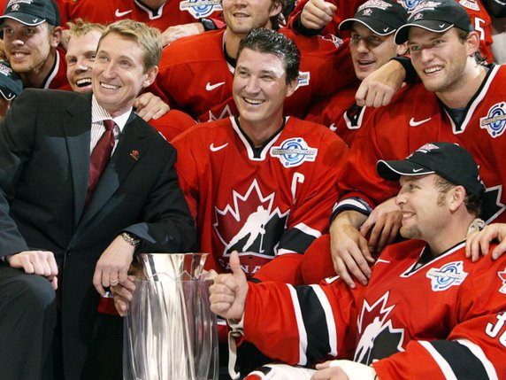 Wayne Gretzky à gauche et Mario Lemieux au centre lors la victoire canadienne lors de la Coupe du monde 2004 © KEYSTONE/AP CP/FRANK GUNN