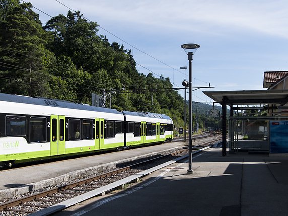Le canton de Neuchâtel a dévoilé mercredi un calendrier pour les travaux pour le futur RER neuchâtelois (photo d'illustration). © KEYSTONE/JEAN-CHRISTOPHE BOTT