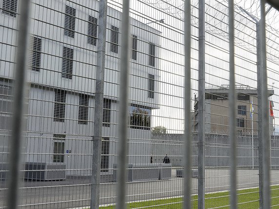 Le Tribunal fédéral admet le recours d'un détenu emprisonné à Champ-Dollon (GE) dans des conditions illicites (archives). © KEYSTONE/MARTIAL TREZZINI