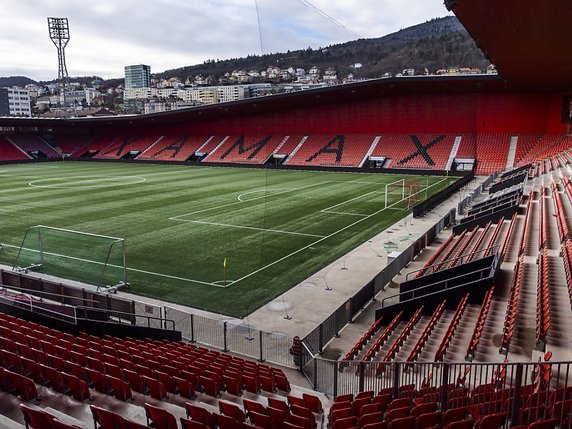 On va rejouer au football à la Maladière et ailleurs en Suisse. © KEYSTONE/JEAN-CHRISTOPHE BOTT