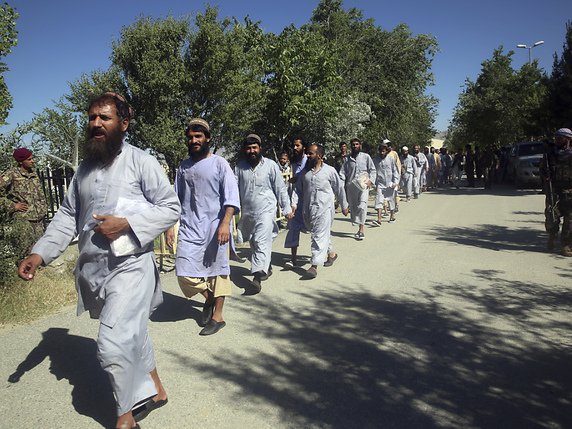 Kaboul a répondu à l'annonce de la trêve par les insurgés en libérant 900 prisonniers talibans. L'échange de 5000 prisonniers insurgés contre 1000 membres des forces afghanes est un prérequis des talibans avant l'ouverture du dialogue inter afghan. © KEYSTONE/AP/Rahmat Gul