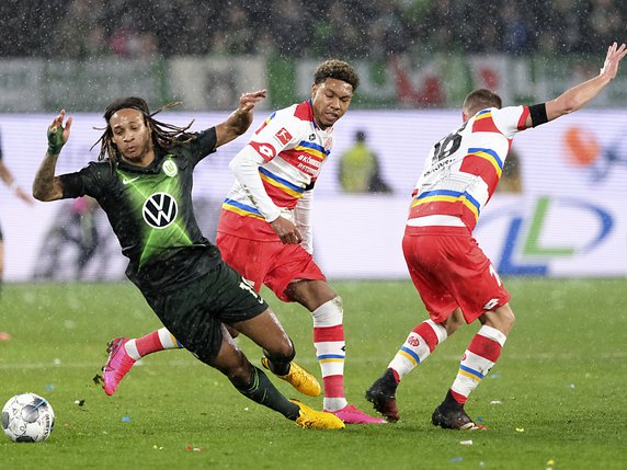 Kevin Mbabu a marqué de la tête pour Wolfsburg mais cela n'a pas suffi. © KEYSTONE/AP DPA/PETER STEFFEN