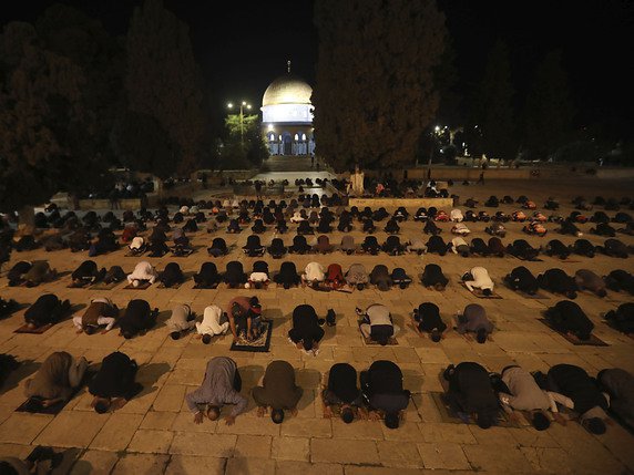 Les musulmans ont de nouveau pu aller prier sur l'esplanade des Mosquées à Jérusalem. © KEYSTONE/AP/Mahmoud Illean