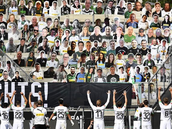 Les joueurs de Mönchengladbach remercient leurs "supporters" © KEYSTONE/EPA/MARTIN MEISSNER / POOL