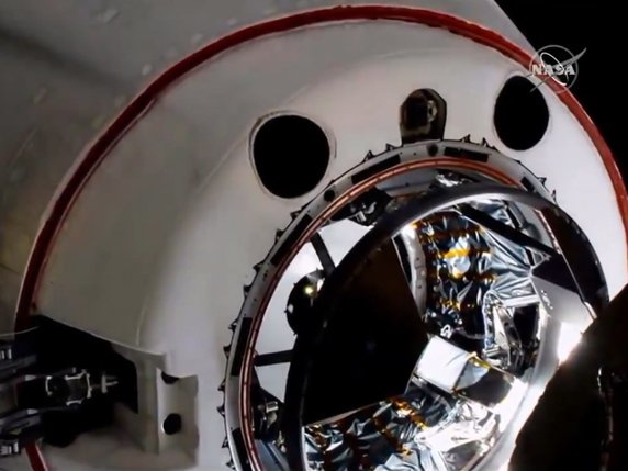 La capsule a rejoint l'ISS, à laquelle elle s'attache. © KEYSTONE/EPA/NASA TV HANDOUT