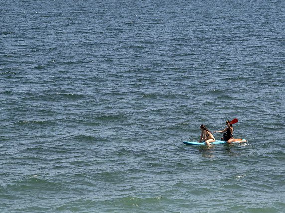 Il était plus facile dimanche de respecter les distances sur l'eau que sur terre. © KEYSTONE/MARTIAL TREZZINI