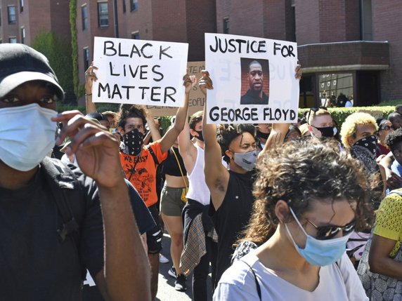 Les manifestations de soutien à la victime noire de Minneapolis  George Floyd ont eu lieu jusqu'à Londres où des centaines de personnes se sont rasemblées. © KEYSTONE/AP/Dominic Lipinski