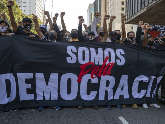 Les heurts ont opposé un "rassemblement antifasciste" (ci-contre), convoqué par les supporters de plusieurs clubs de football de Sao Paulo, et des partisans du président Jair Bolsonaro. © Keystone/AP/ANDRE PENNER