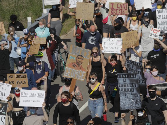 Les manifestants étaient à nouveau nombreux dimanche à Minneapolis. © Keystone/AP/JULIO CORTEZ