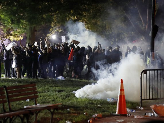 A Washington, non loin de la Maison Blanche, la police a fait usage de gaz lacrymogène face aux manifestants. © Keystone/AP/ALEX BRANDON