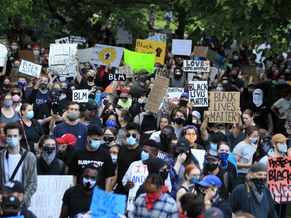Des manifestants se sont également réunis au Kansas. © Keystone/AP/ORLIN WAGNER