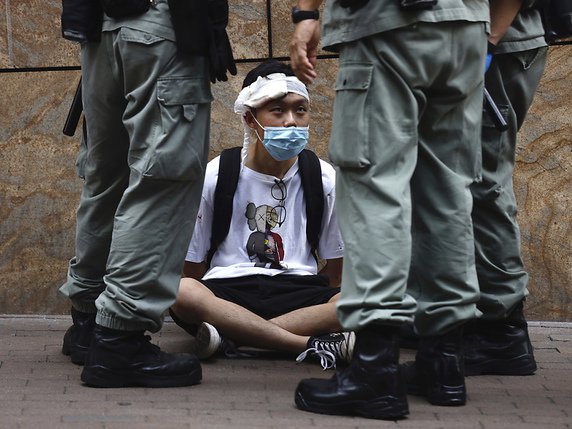 Les organisateurs de la veillée n'en acusent l'exécutif, qui est aligné sur Pékin, de se servir du virus pour empêcher la tenue d'un événement qui irrite le gouvernement central. © KEYSTONE/AP/Kin Cheung