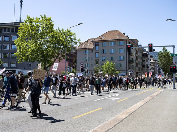 Après la mort de George Floyd à Minneapolis, un millier de  Zurichois ont manifesté contre le racisme lundi. © KEYSTONE/ALEXANDRA WEY