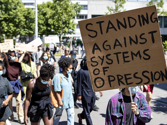 Des jeunes gens ont manifesté lundi à Zurich contre le racisme après la mort de George Floyd à Minneapolis il y a une semaine. © KEYSTONE/ALEXANDRA WEY