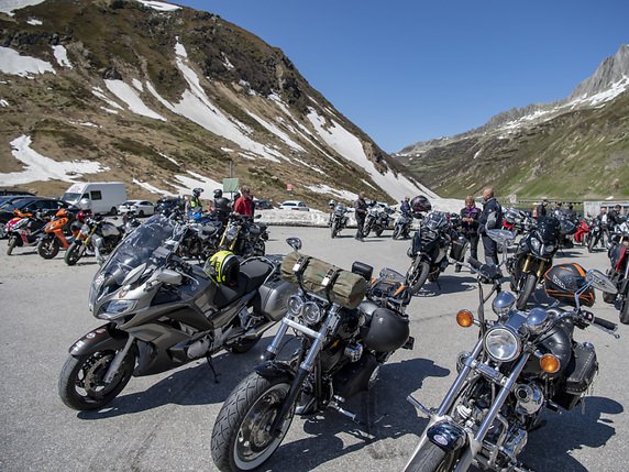 Les Helvètes se sont élancés sur les routes et en montagne pendant ce week-end de Pentecôte: les accidents de moto se comptent par dizaines. Photo: Col de l'Oberalp dans les Alpes glaronnaises. © KEYSTONE/URS FLUEELER