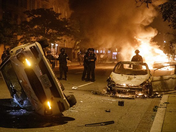 Des voitures en feu  dimanche soir près de la Maison Blanche à Washington.  Les émeutes font rage une semaine après l'homicide d'un homme noir par un policier dans le nord du pays. © KEYSTONE/EPA/SHAWN THEW