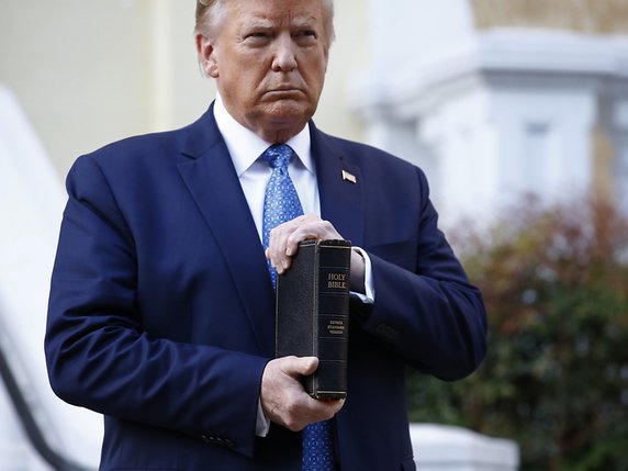 Le président Donald Trump s'est rendu à pied à l'église Saint John, entouré de membres de son cabinet, pour s'y faire photographier, une Bible en main. © KEYSTONE/AP/Patrick Semansky