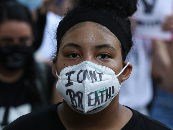 Les manifestants scandent les dernières paroles de Floyd George: "Je ne peux pas respirer". © KEYSTONE/AP/Yi-Chin Lee