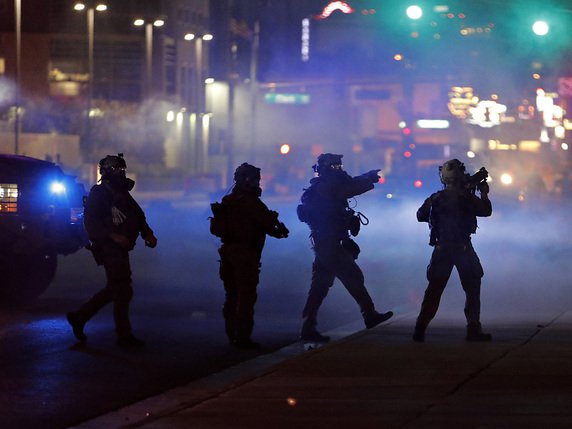 Les trois hommes interpellés à Las Vegas appartenaient au mouvement "Boogaloo", un terme employé par les extrémistes qui promeuvent la guerre civile et la chute de la société, selon le procureur. © KEYSTONE/AP/John Locher