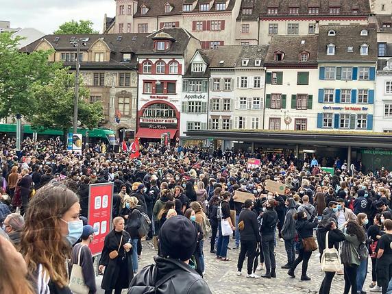 Près de 2000 personnes ont manifesté samedi à Bâle contre le racisme. © Keystone