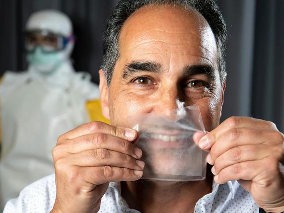 Thierry Pelet, chef du projet, présente la membrane transparente qui constituera le HelloMask. © Keystone/Laurent Gilliéron