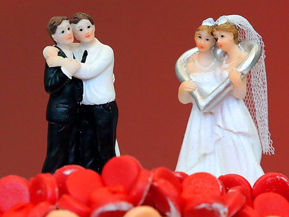 Les couples de même sexe devraient pouvoir se marier en Suisse et les lesbiennes accéder au don de sperme, a décidé jeudi le Conseil national. Le Conseil des Etats doit encore se prononcer (image symbolique). © KEYSTONE/DPA/A2955/_WOLFGANG KUMM