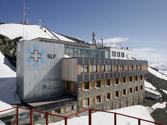 Davos (GR) accueille actuellement déjà l'Institut de recherche sur la neige et les avalanches (SLF). La venue du Centre de recherche sur le réchauffement climatique dans l'espace alpin suit donc une certaine logique (archives). © KEYSTONE/ARNO BALZARINI