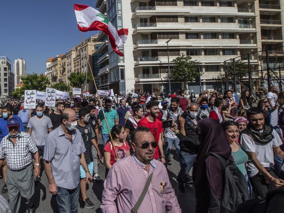 A Beyrouth, des dizaines de personnes ont défilé pacifiquement dans le centre-ville samedi. © Keystone/EPA/NABIL MOUNZER