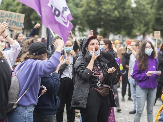 A 15h24, l'instant à partir duquel les femmes ne sont plus payées, selon les statistiques de la différence salariale entre les sexes, les manifestants ont occupé l'espace sonore et brandi des pancartes. © KEYSTONE/ENNIO LEANZA