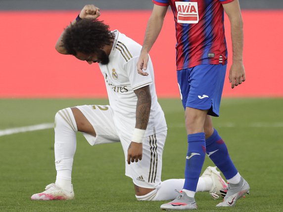 Marcelo un genou à terre après avoir inscrit le 3-0 du Real © KEYSTONE/AP/Bernat Armangue
