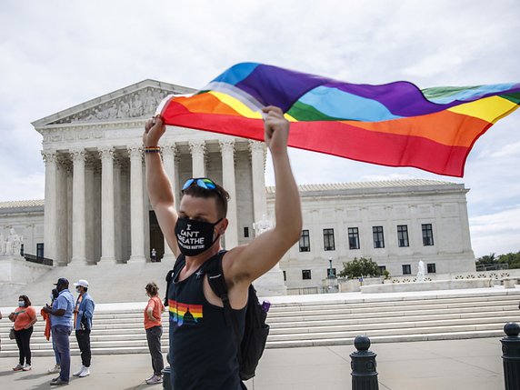 Un militant des droits LGBT manifeste devant la Cour suprême des Etats-Unis. © KEYSTONE/EPA/SHAWN THEW
