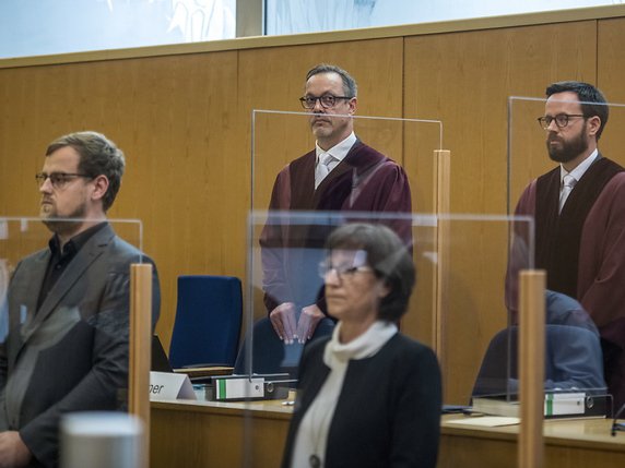 Le fils et la femme de Walter Lübcke (au premier rang) ont tenu à assister au procès pour "envoyer un signal clair contre la haine et la violence". © KEYSTONE/EPA/Thomas Lohnes / POOL