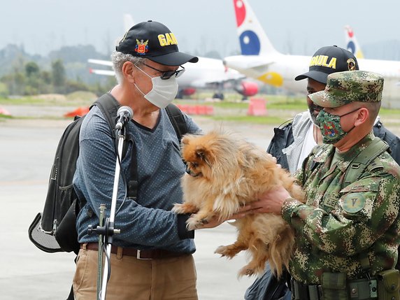 L'otage suisse (à gauche) après sa libération  jeudi en Colombie. © KEYSTONE/EPA/Mauricio Duenas