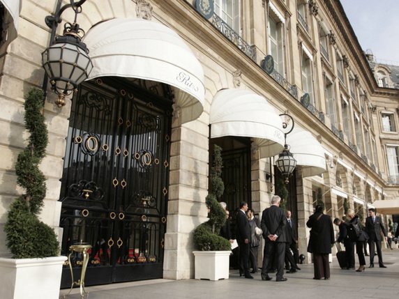 Le Ritz de Paris a été fondé en 1898 par le Valaisan César Ritz et le cuisinier français Auguste Escoffier (archives). © KEYSTONE/AP REUTERS POOL/BENOIT TESSIER