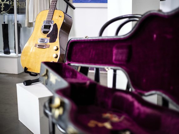 La guitare était vendue avec son étui, personnalisé par Kurt Cobain, ainsi que trois tickets de consigne à bagages. © KEYSTONE/EPA/ETIENNE LAURENT