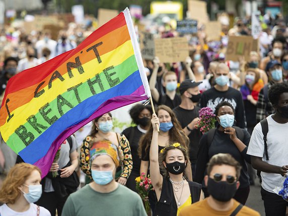 Pour marquer les 50 ans de la première Gay Pride à New York, une manifestation virtuelle était prévue, mais dans plusieurs villes, comme ici à Londres, de petits groupes sont quand même descendus dans les rues. © KEYSTONE/AP/Dominic Lipinski