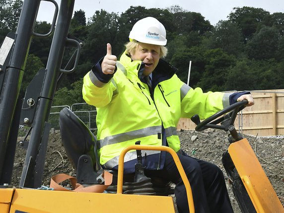 Après avoir enfilé un casque de chantier sur un site de construction, Boris Johnson a développé sa vision pour sortir du gouffre l'économie, avec un plan de cinq milliards de livres (5,9 milliards de francs) d'investissements dans les infrastructures (archives). © KEYSTONE/AP/Jeremy Selwyn