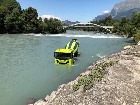 Après s'être mis en mouvement, le camion inoccupé s'est dirigé vers le fleuve et a roulé jusqu'au pied de la digue. © Police cantonale GR