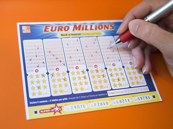Lors du prochain tirage vendredi, le jackpot atteindra 135 millions de francs (archives). © KEYSTONE/JEAN-CHRISTOPHE BOTT