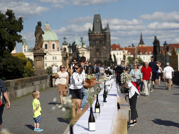 La table de 500 mètres de long était installée sur le pont médiéval Charles dans la capitale tchèque, Prague. © KEYSTONE/AP/Petr David Josek
