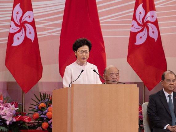 Carrie Lam, une fidèle à Pékin, a dénoncé les critiques des gouvernements étrangers, qui constituent "des attaques diffamatoires et malveillantes". © KEYSTONE/EPA/JEROME FAVRE