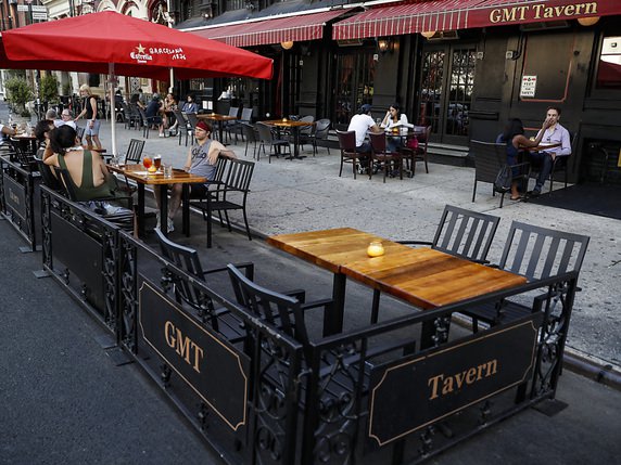 On ne pourra manger que sur les terrasses de restaurants et pas à l'intérieur. © KEYSTONE/AP/John Minchillo