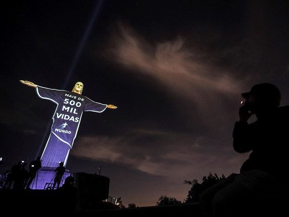 La statue du Christ Rédempteur à Rio de Janeiro affiche le nombre total des victimes du Covid-19 dans le monde. © KEYSTONE/EPA/Antonio Lacerda