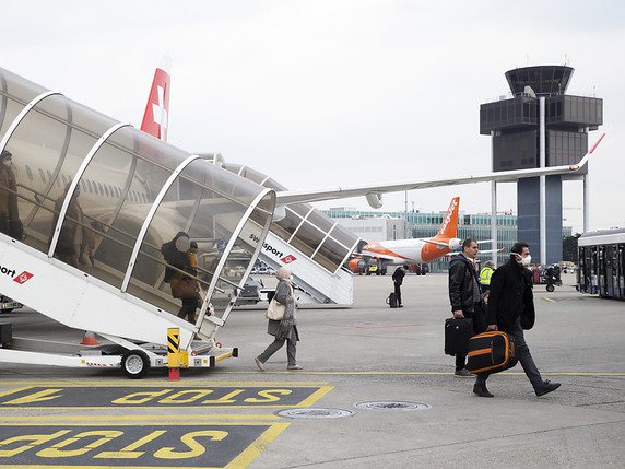 S'ils viennent de zones étrangères jugées à risque, les passagers arrivant sur le sol suisse devront se mettre en quarantaine dix jours pour éviter d'importer le covid-19 (archives). © KEYSTONE/SALVATORE DI NOLFI