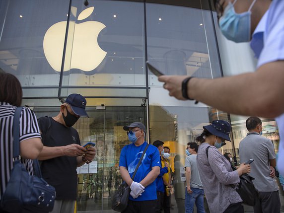 Apple, qui se pose en défenseur de la vie privée de ses utilisateurs, prévoit de bientôt prendre en main le consentement des internautes au pistage publicitaire (archives). © KEYSTONE/AP/Mark Schiefelbein