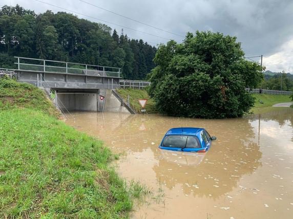 Des passages routiers inférieurs ou sous voie ont été totalement inondés, comme ici à Sempach (LU). © Police cantonale LU