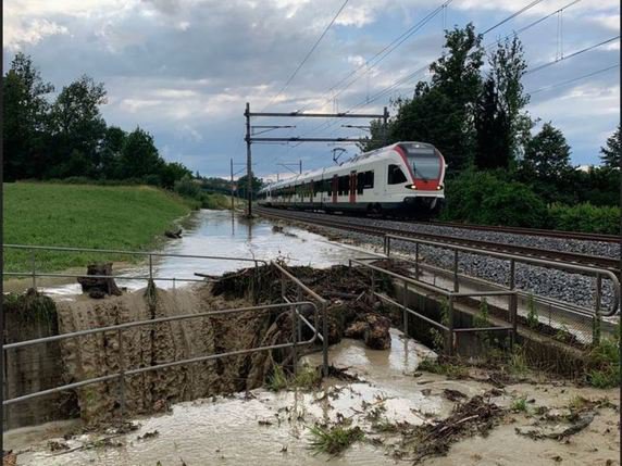 Les inondations ont aussi perturbé le trafic ferroviaire, comme ici à Neuenkirch (LU). © Police cantonale LU