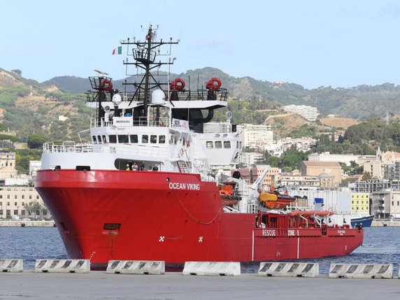 La tension est devenue telle à bord de l'Ocean Viking que le navire humanitaire qui a recueilli 180 migrants en Méditerranée s'est déclaré vendredi en "état d'urgence" (archives). © KEYSTONE/EPA ANSA/CARMELO IMBESI