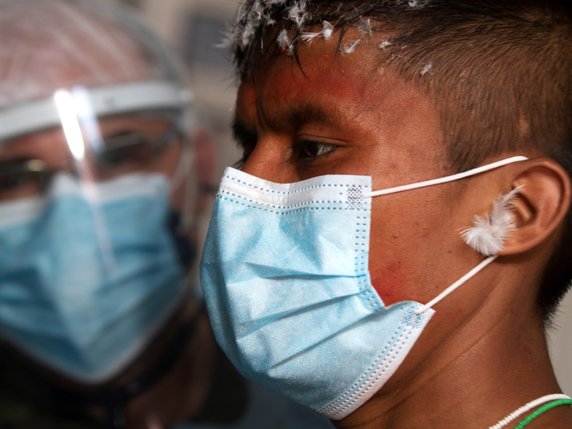 Une mission militaire, qui a eu lieu les 30 juin et 1er juillet auprès de trois communautés indigènes près de la frontière vénézuélienne, avait officiellement pour but la prévention contre le virus (archives). © KEYSTONE/EPA/Joedson Alves