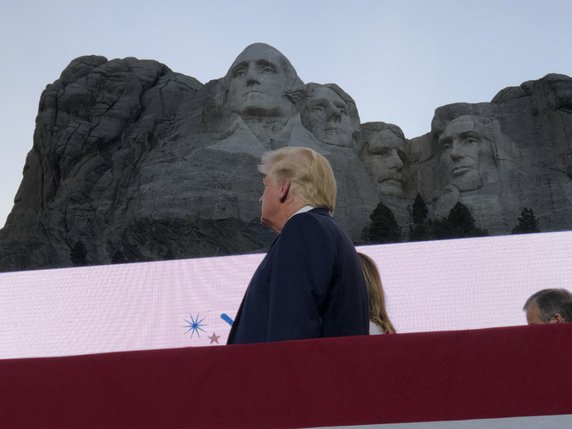 Donald Trump a vanté une Amérique "exceptionnelle" au mont Rushmore. © KEYSTONE/AP/Alex Brandon